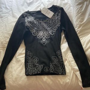 it’s doesn’t fit me but it’s really nice long sleeve shirt